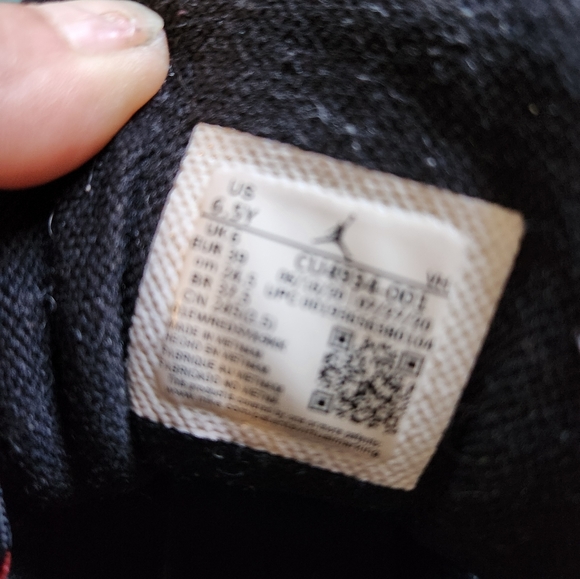 Red and black micheal jordon 6.5y - Picture 1 of 4